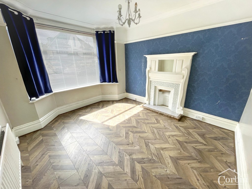 Lot: 149 - DETACHED HOUSE FOR IMPROVEMENT - Living room with fireplace